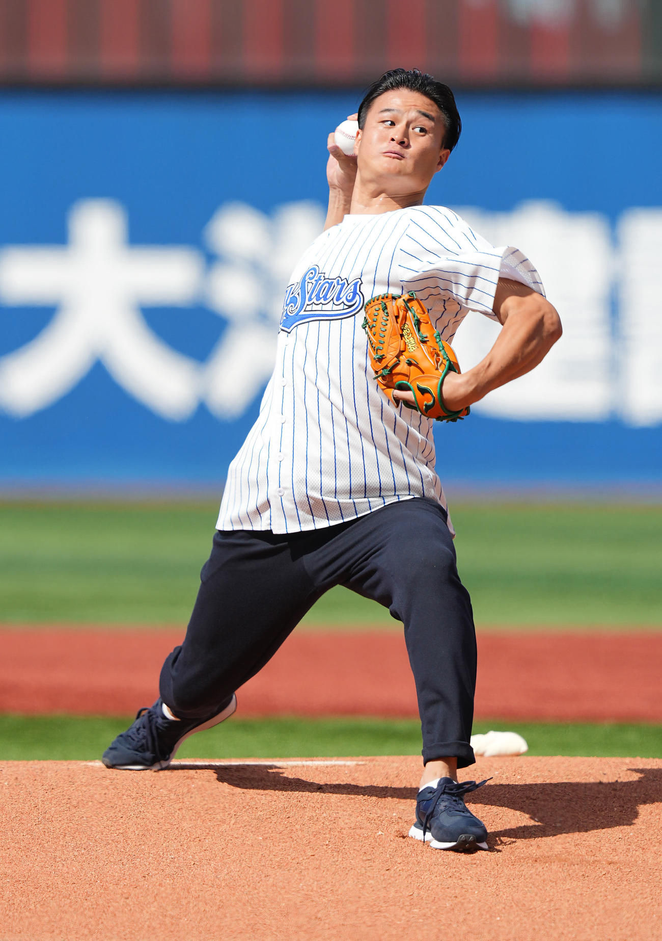 DeNA対ヤクルト　試合前、セレモニアルピッチで力投するティモンディの高岸宏行（撮影・垰建太）
