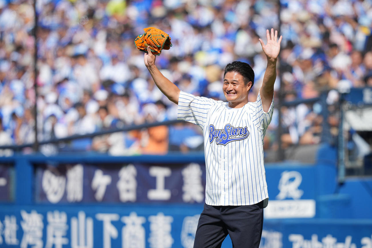 DeNA対ヤクルト　試合前、セレモニアルピッチを終え笑顔を見せるティモンディの高岸宏行（撮影・垰建太）