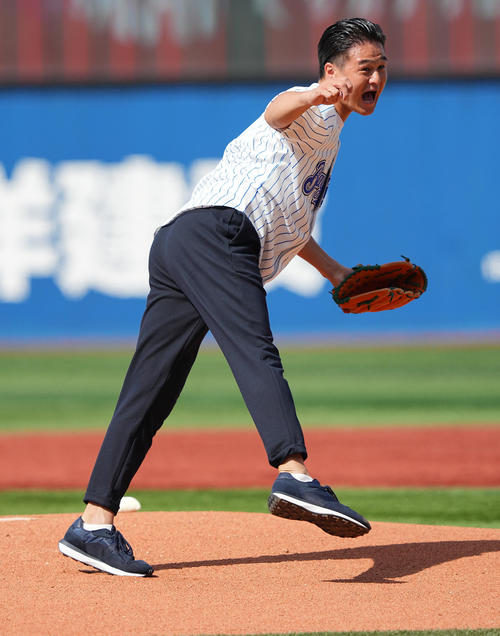 DeNA】ティモンディ高岸宏行、始球式で140キロ！ 芸能人最速及ばずも