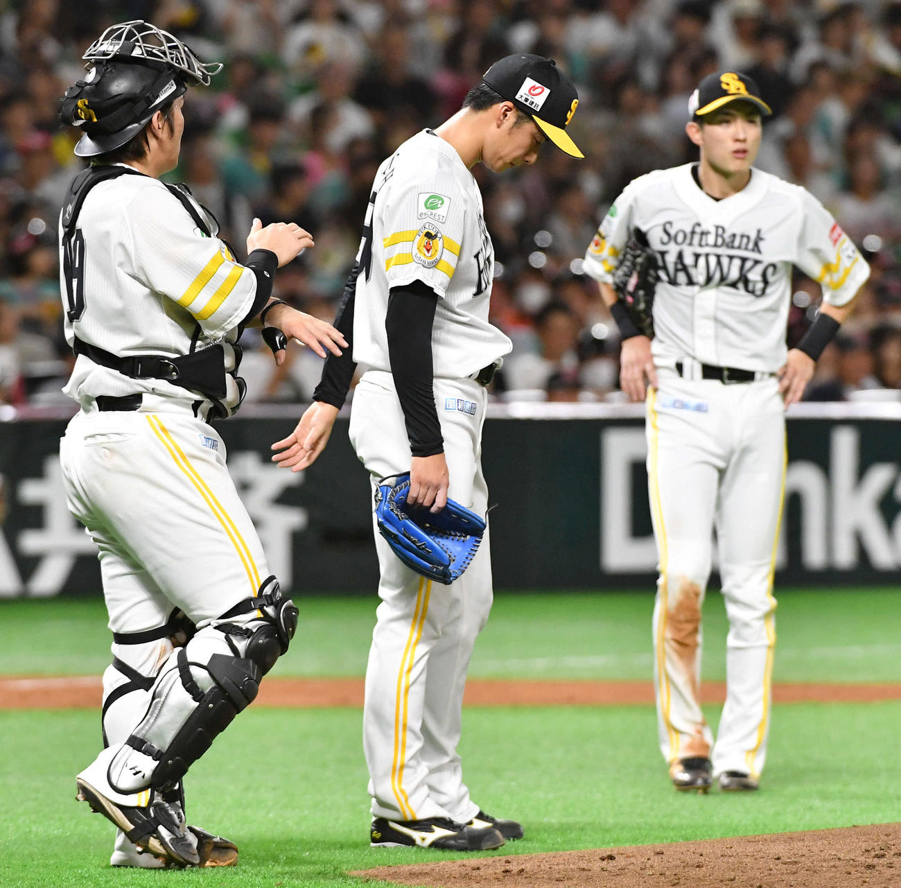 ソフトバンク対楽天　2回表楽天1死一、二塁、打者・岡島の場面で降板となり、肩を落とす板東（中央）（撮影・岩下翔太）