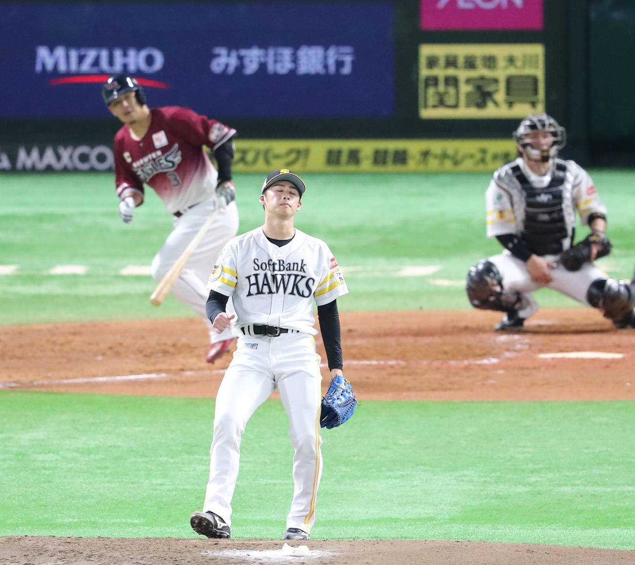 ソフトバンク対楽天　2回表楽天1死一、三塁、浅村に左前適時打を浴びた板東（撮影・梅根麻紀）