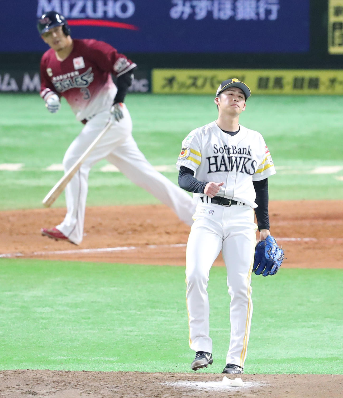 ソフトバンク対楽天　2回表楽天1死一、三塁、浅村に左前適時打を浴びた板東（撮影・梅根麻紀）
