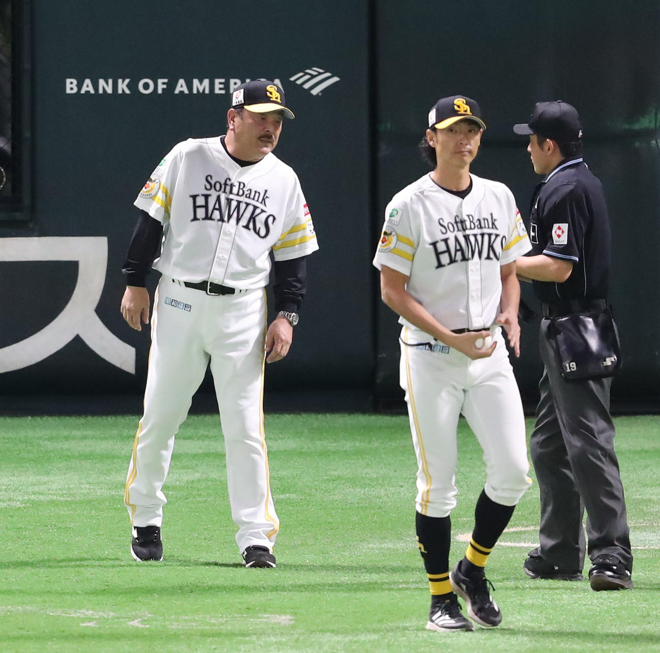 ソフトバンク対楽天　2回途中、先発の板東を交代させる藤本監督（撮影・梅根麻紀）