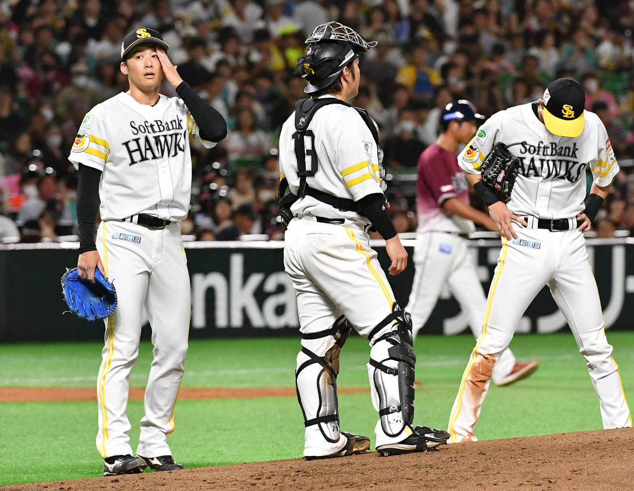 ソフトバンク対楽天　2回表楽天1死一、二塁、打者・岡島の場面で降板となり、汗をぬぐう板東（左）（撮影・岩下翔太）