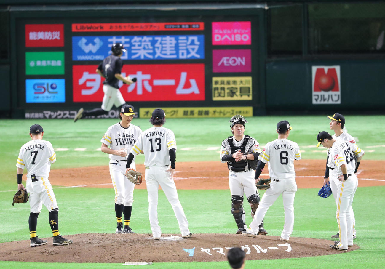 ソフトバンク対楽天　2回途中、先発の板東を交代させる藤本監督（撮影・梅根麻紀）