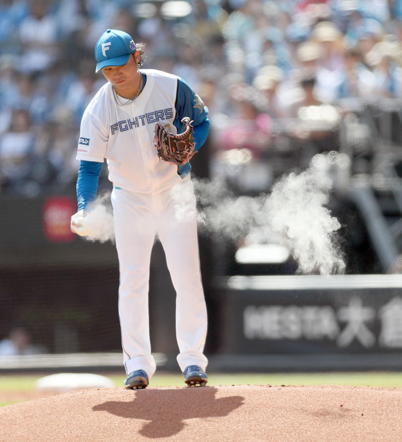 日本ハム対西武　ロジンをつける日本ハム伊藤（撮影・佐藤翔太）