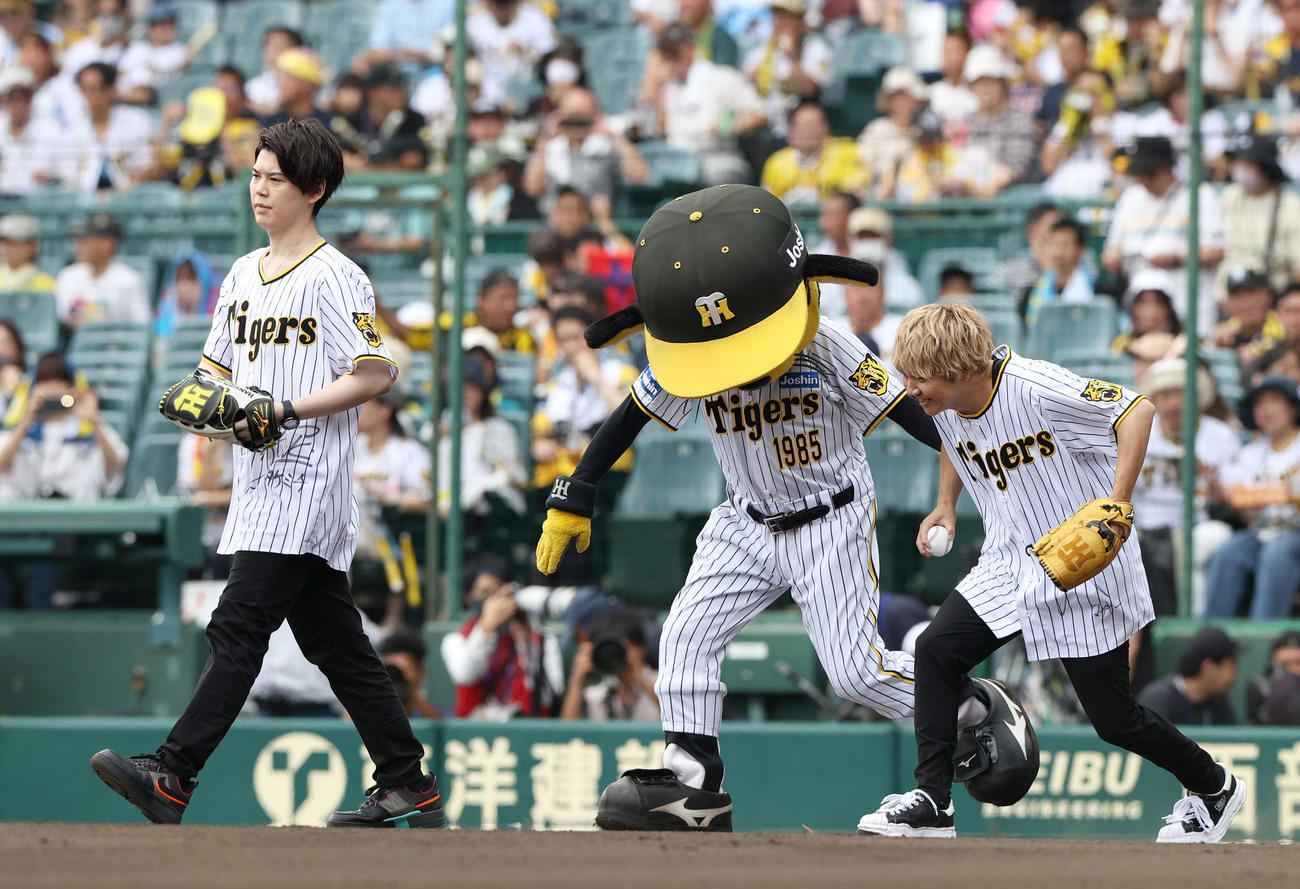 阪神対広島　試合前、ファーストピッチセレモニーに臨むTVアニメ「東京リベンジャーズ」声優の新祐樹（左）と林勇（撮影・上山淳一）