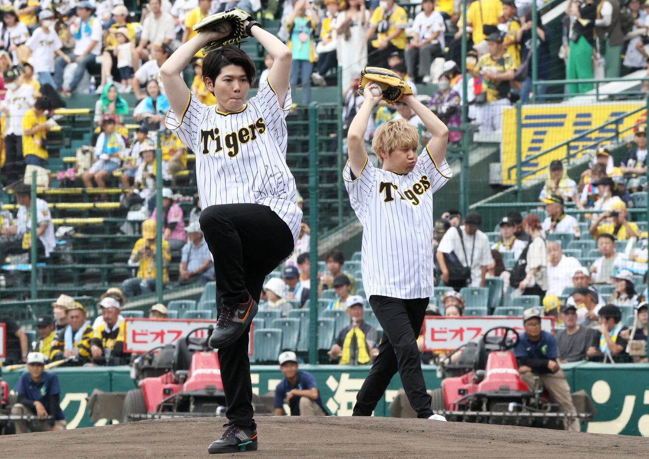 阪神対広島　試合前、ファーストピッチセレモニーで投球するTVアニメ「東京リベンジャーズ」声優の新祐樹（手前）と林勇（撮影・上山淳一）