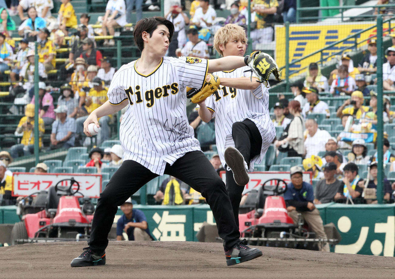 阪神対広島　試合前、ファーストピッチセレモニーで投球するTVアニメ「東京リベンジャーズ」声優の新祐樹（手前）と林勇（撮影・上山淳一）