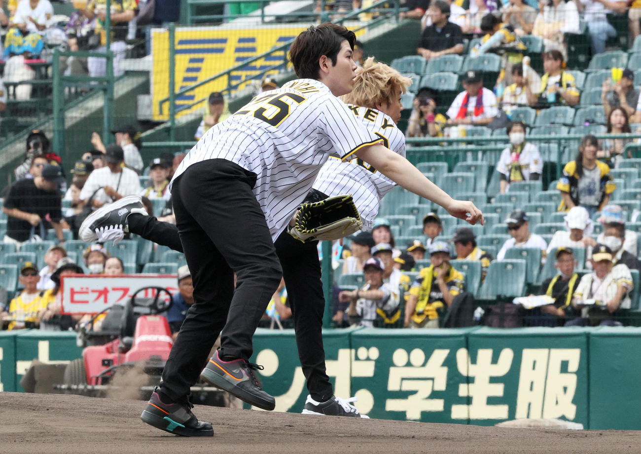 阪神対広島　試合前、ファーストピッチセレモニーで投球するTVアニメ「東京リベンジャーズ」声優の新祐樹（手前）と林勇（撮影・上山淳一）
