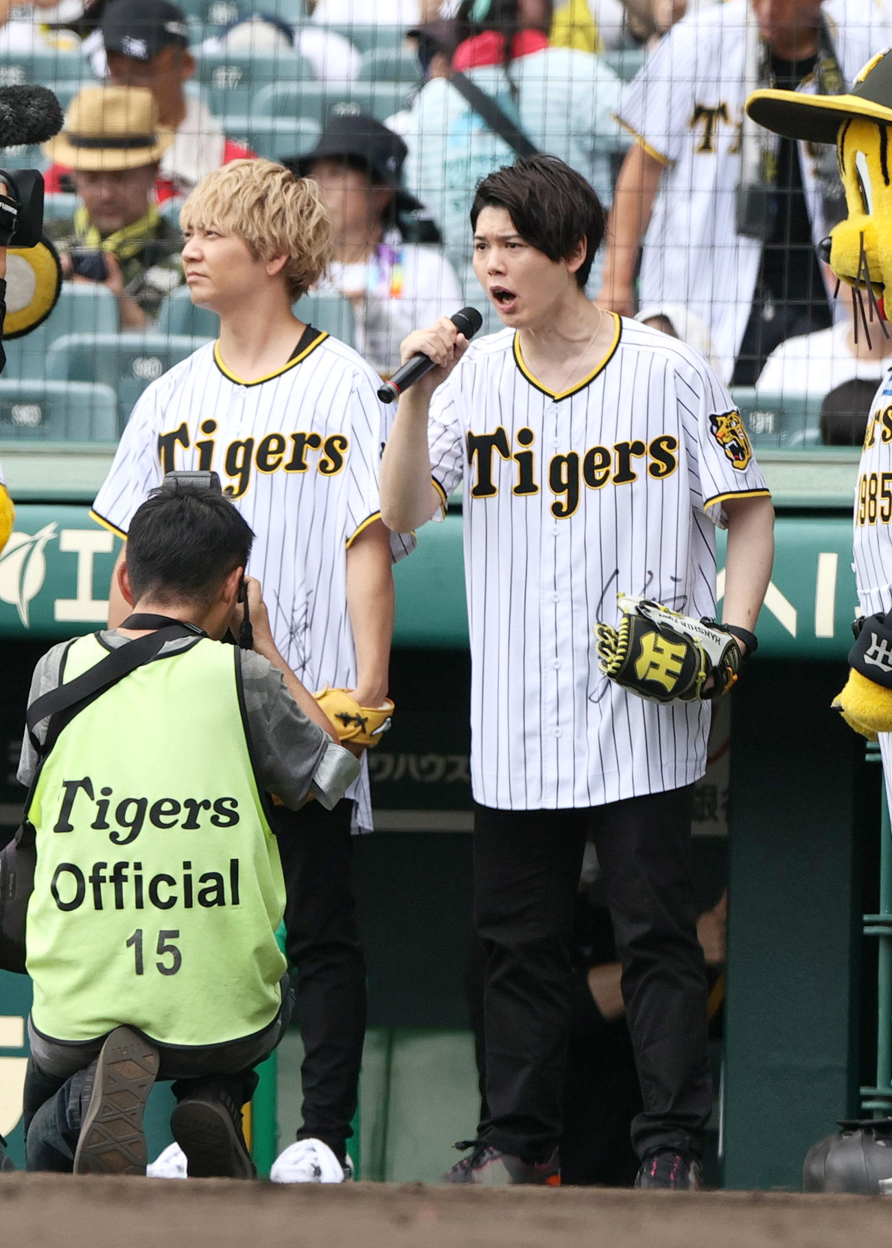 阪神対広島　試合前、ファーストピッチセレモニーに臨むTVアニメ「東京リベンジャーズ」声優の新祐樹（右）と林勇（撮影・上山淳一）