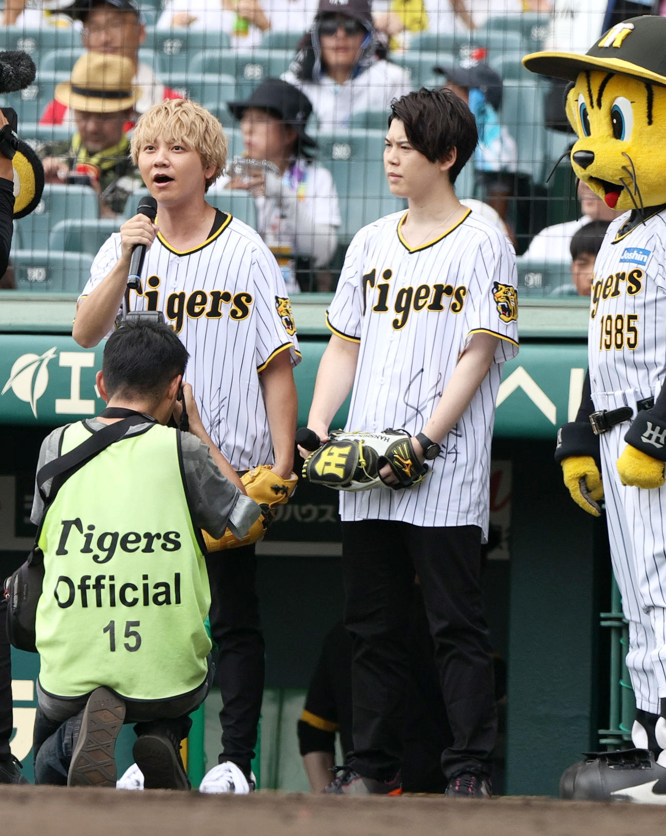 阪神対広島　試合前、ファーストピッチセレモニーに臨むTVアニメ「東京リベンジャーズ」声優の新祐樹（右）と林勇（撮影・上山淳一）