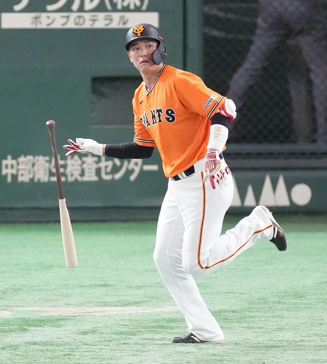 巨人対中日　2回裏巨人無死、先制の左越えソロ本塁打を放ち、バットから手を離す坂本（撮影・鈴木みどり）