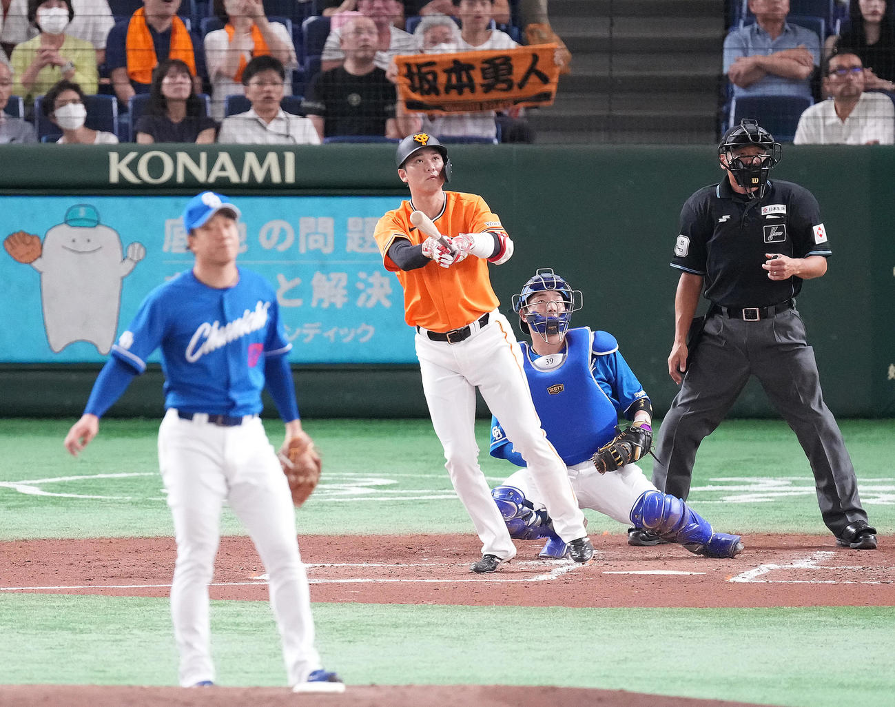 巨人対中日　2回裏巨人無死、先制の左越えソロ本塁打を放つ坂本。投手柳（撮影・鈴木みどり）