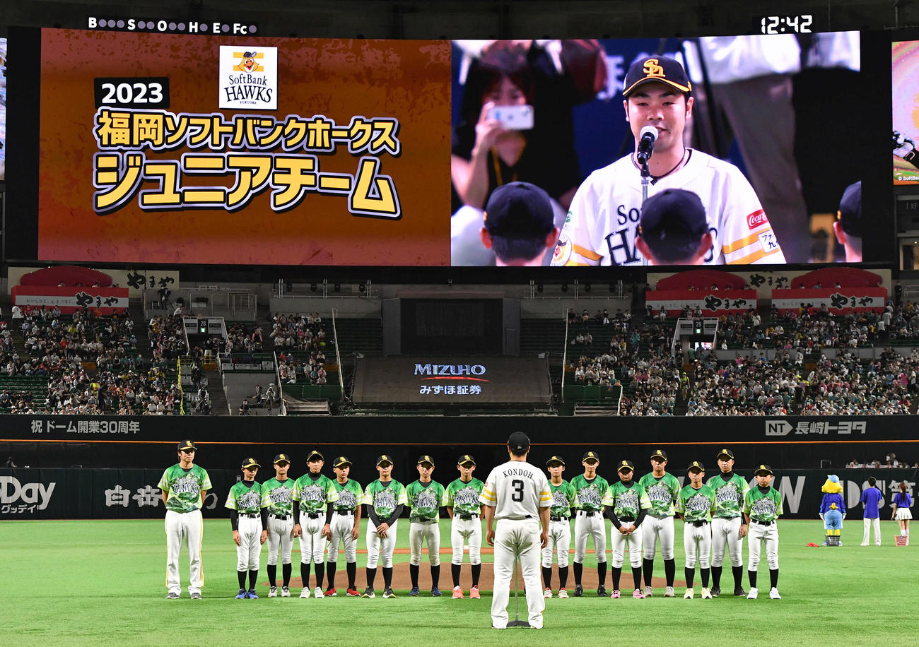 ソフトバンク対楽天　ホークスジュニアのお披露目会で激励する近藤（撮影・岩下翔太）