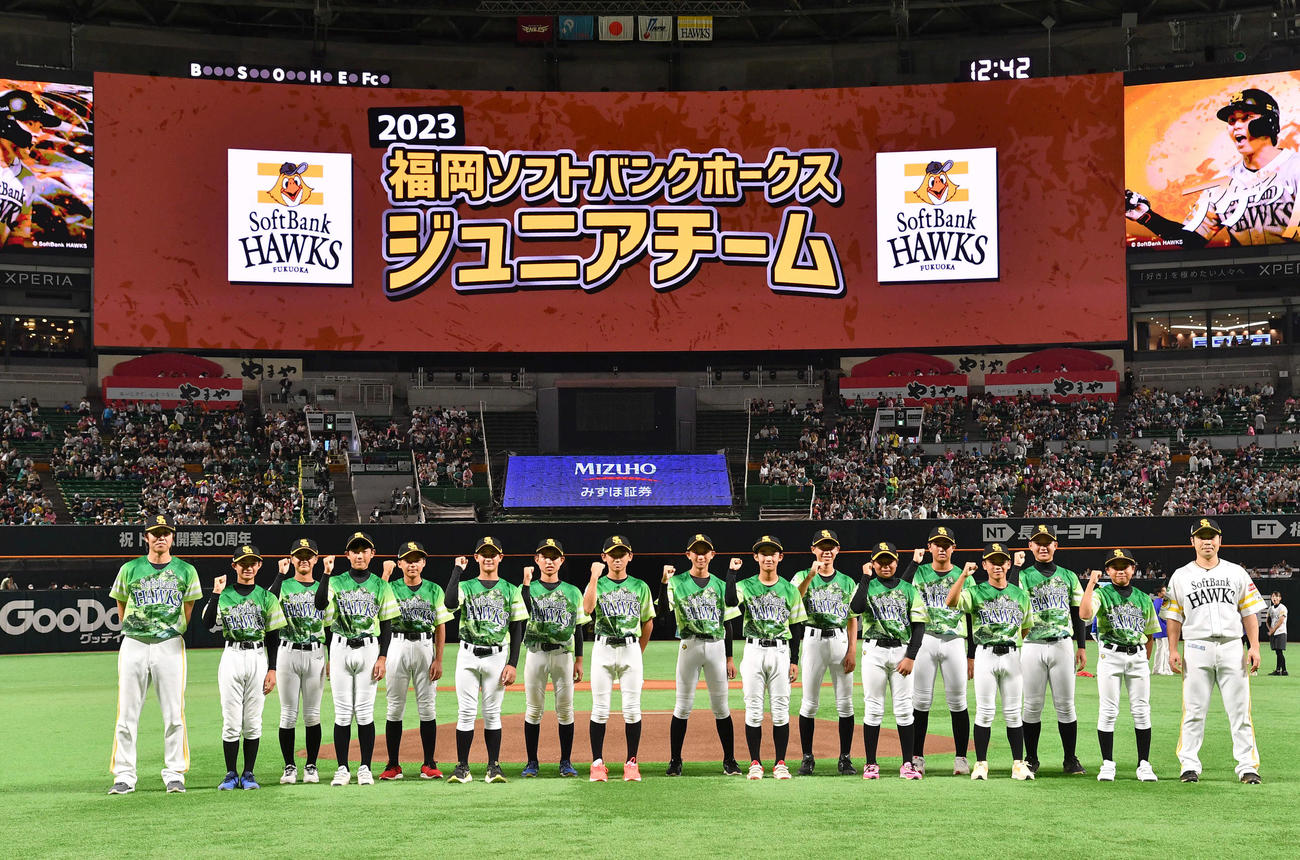 ソフトバンク対楽天　ホークスジュニアのお披露目会でメンバーと記念撮影する近藤（右端）（撮影・岩下翔太）