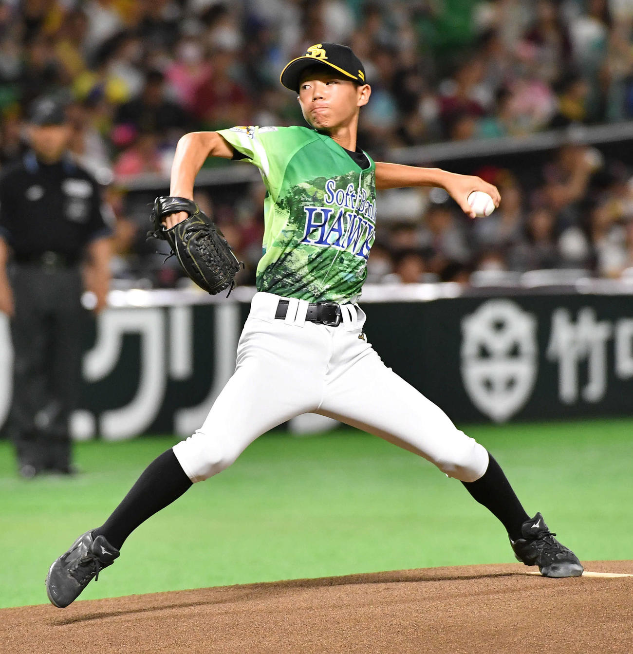 ソフトバンク対楽天　始球式を行うホークスジュニアの深見太一さん（撮影・岩下翔太）