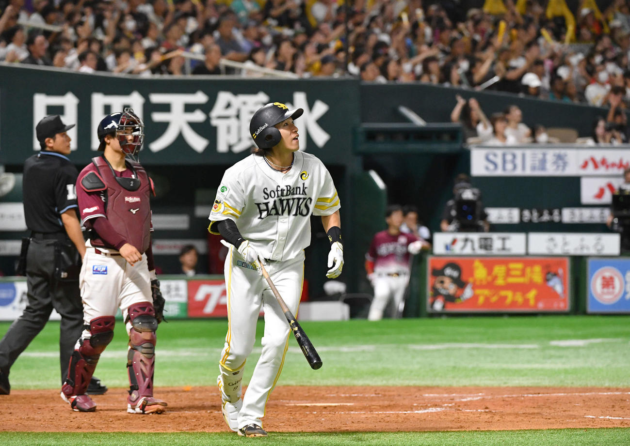 ソフトバンク対楽天　3回裏ソフトバンク1死一塁、柳田は右中間へ2点本塁打を放つ（撮影・岩下翔太）
