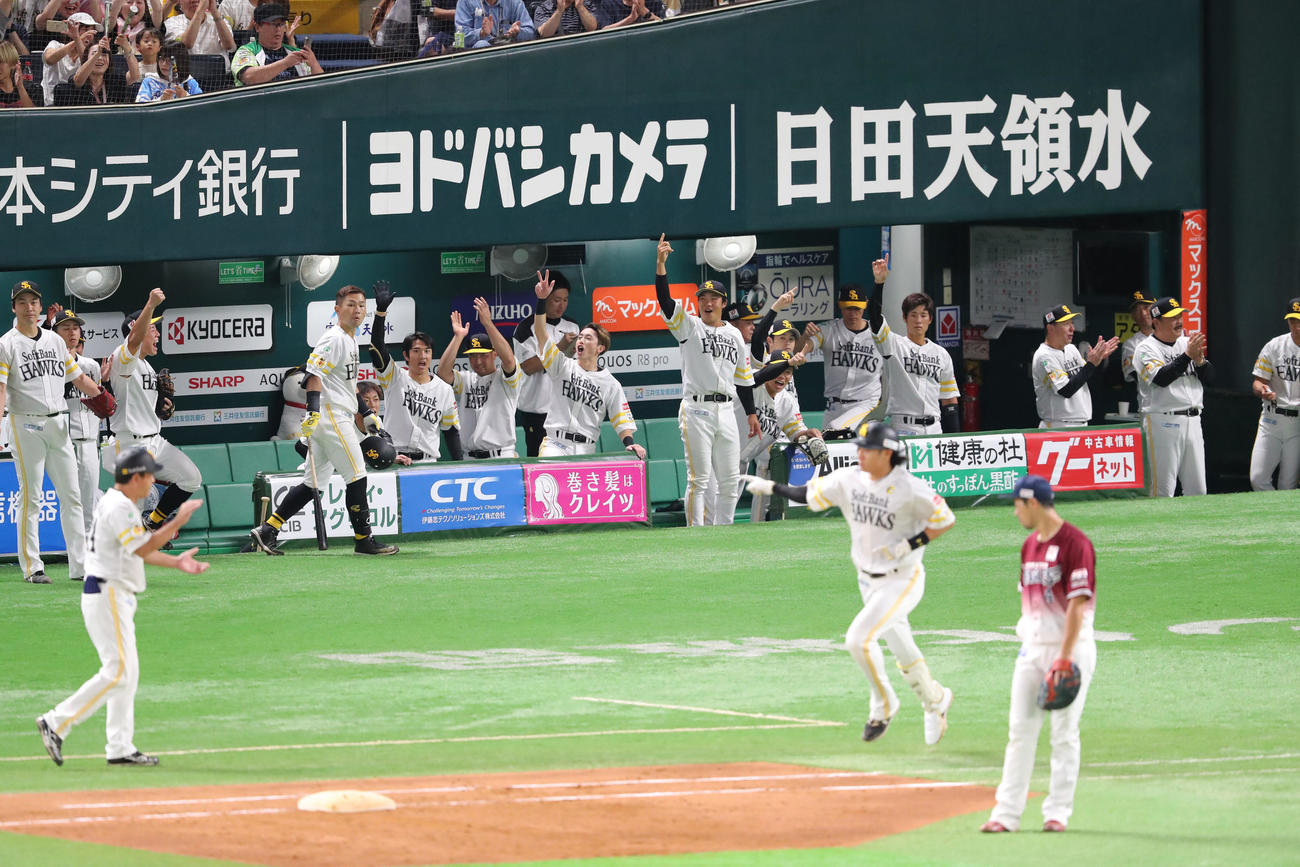 ソフトバンク対楽天　3回裏ソフトバンク1死一塁、柳田は右中間に2点本塁打を放つ、大喜びのナイン（撮影・梅根麻紀）