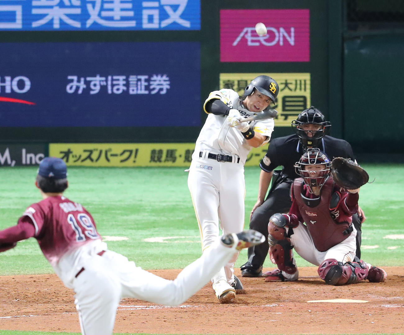 ソフトバンク対楽天　3回裏ソフトバンク1死一塁、柳田は右中間に2点本塁打を放つ（撮影・梅根麻紀）