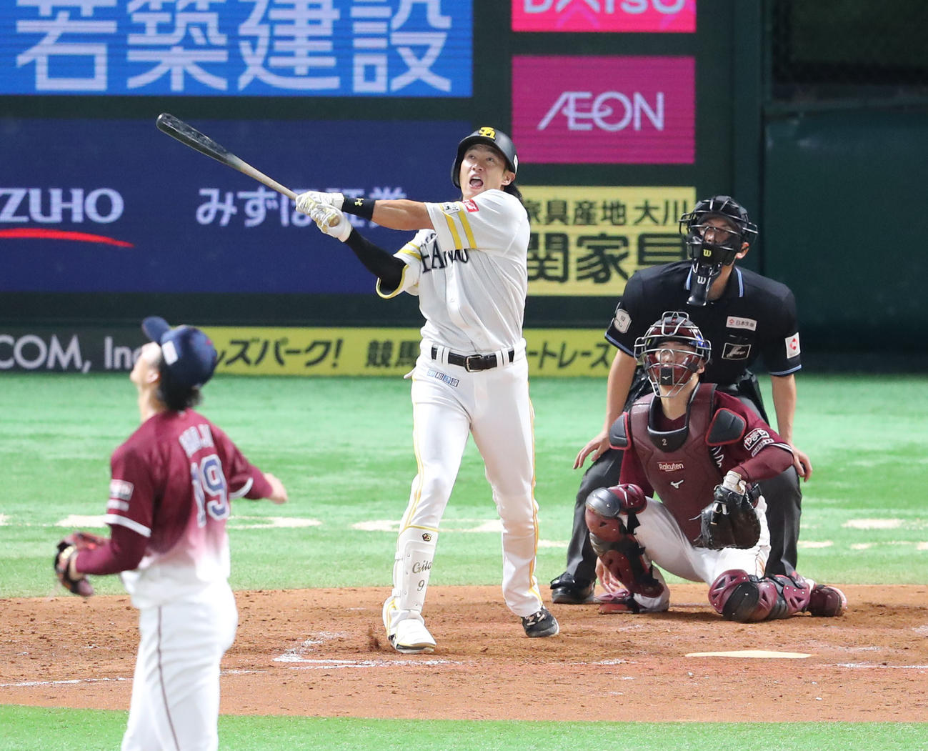 ソフトバンク対楽天　3回裏ソフトバンク1死一塁、柳田は右中間に2点本塁打を放つ（撮影・梅根麻紀）
