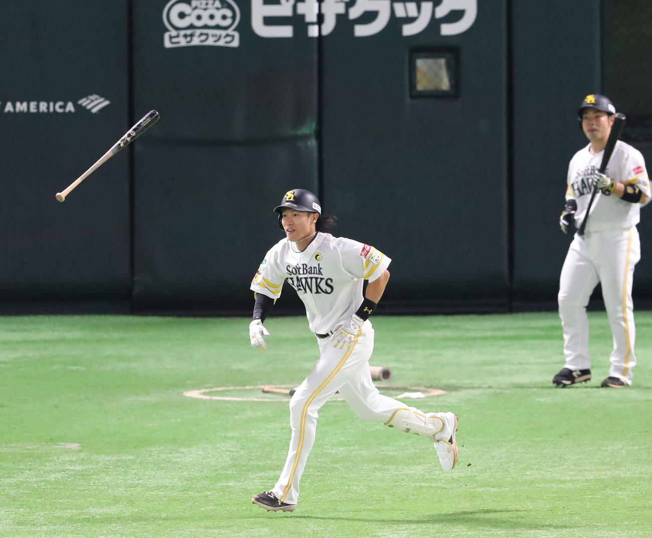 ソフトバンク対楽天　3回裏ソフトバンク1死一塁、柳田は右中間に2点本塁打を放つ（撮影・梅根麻紀）
