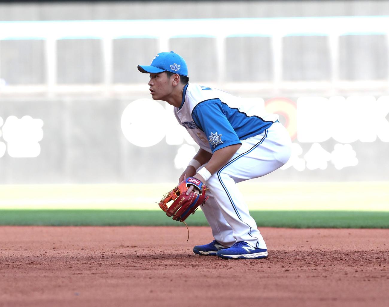 日本ハム対西武　7回から二塁守備につく野村（撮影・黒川智章）