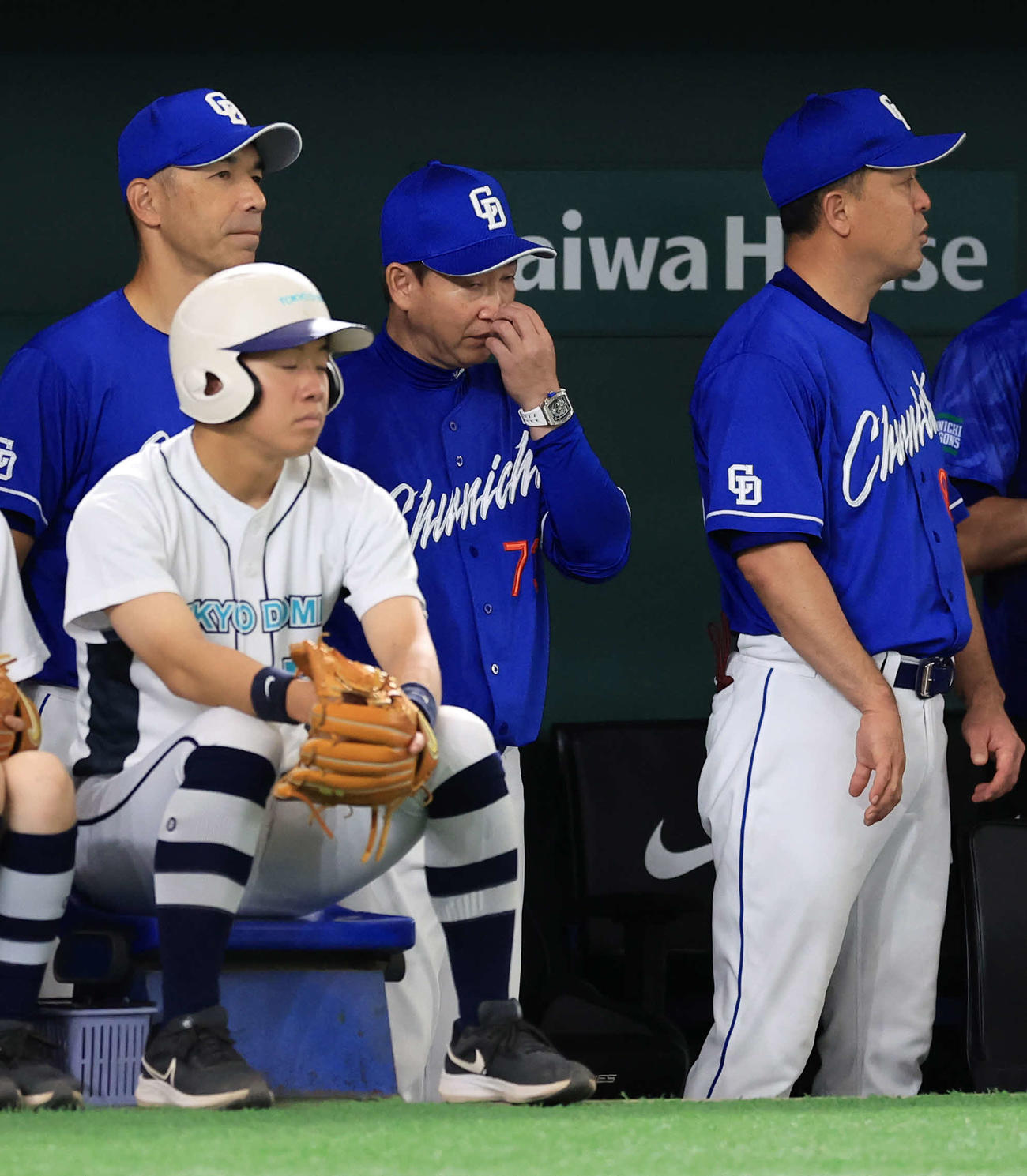 巨人対中日　5回裏巨人に追加点を与え、うつむき気味に鼻の頭をかく立浪監督（中央）（撮影・浅見桂子）