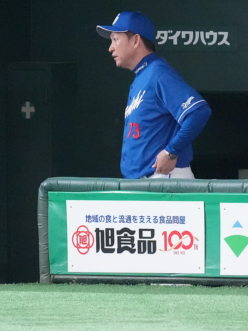 巨人対中日　5回裏を終えぼうぜんとする中日立浪監督（撮影・鈴木みどり）