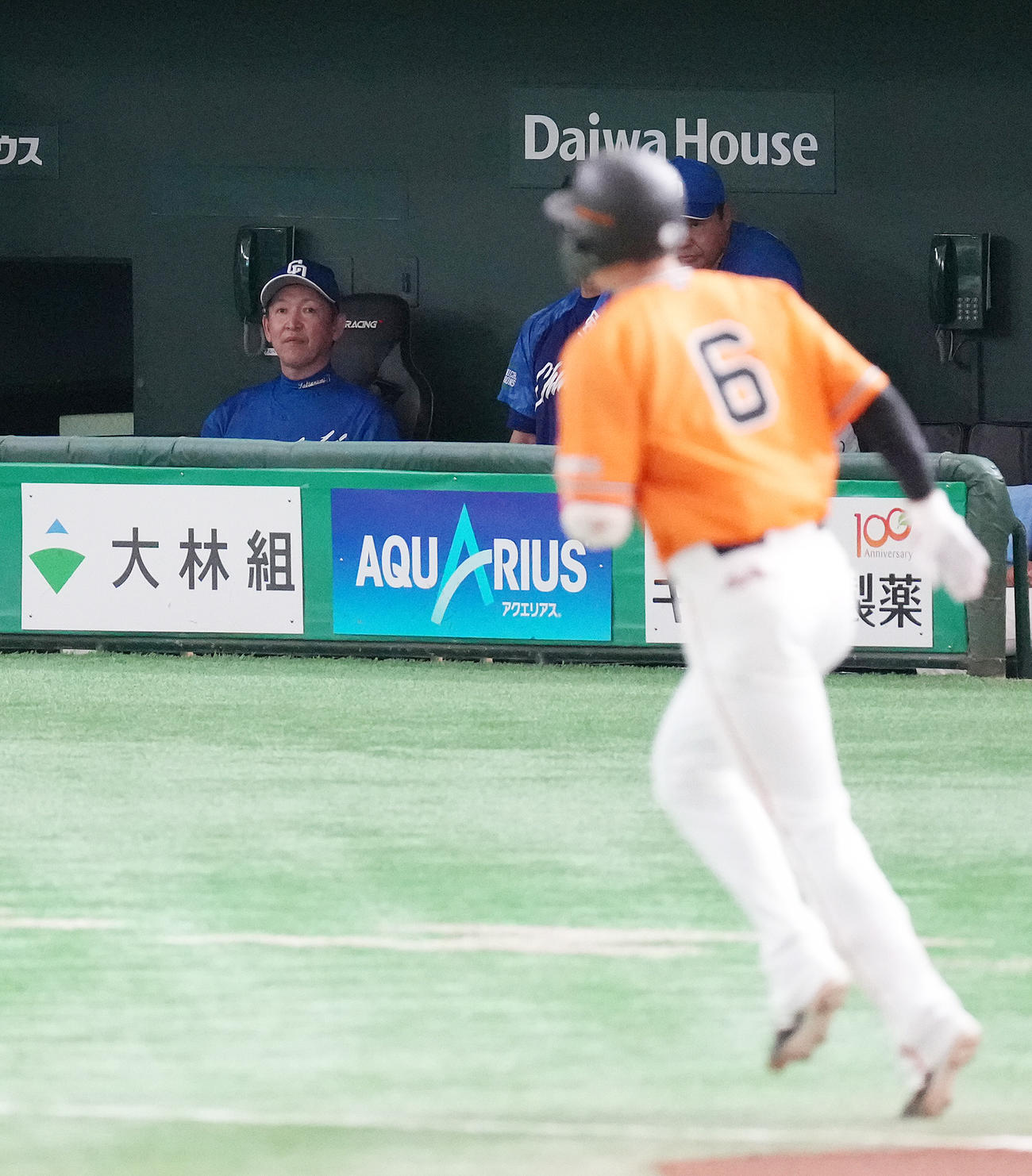 巨人対中日　2回裏巨人無死、坂本に先制の左越えソロ本塁打を浴び、ぼうぜんとする立浪監督（撮影・鈴木みどり）