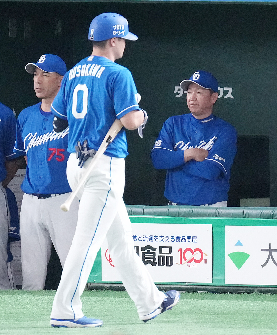 巨人対中日　9回表中日無死、見逃し三振に倒れベンチへ戻る細川（左手前）と浮かない表情の中日立浪監督（右）（撮影・鈴木みどり）