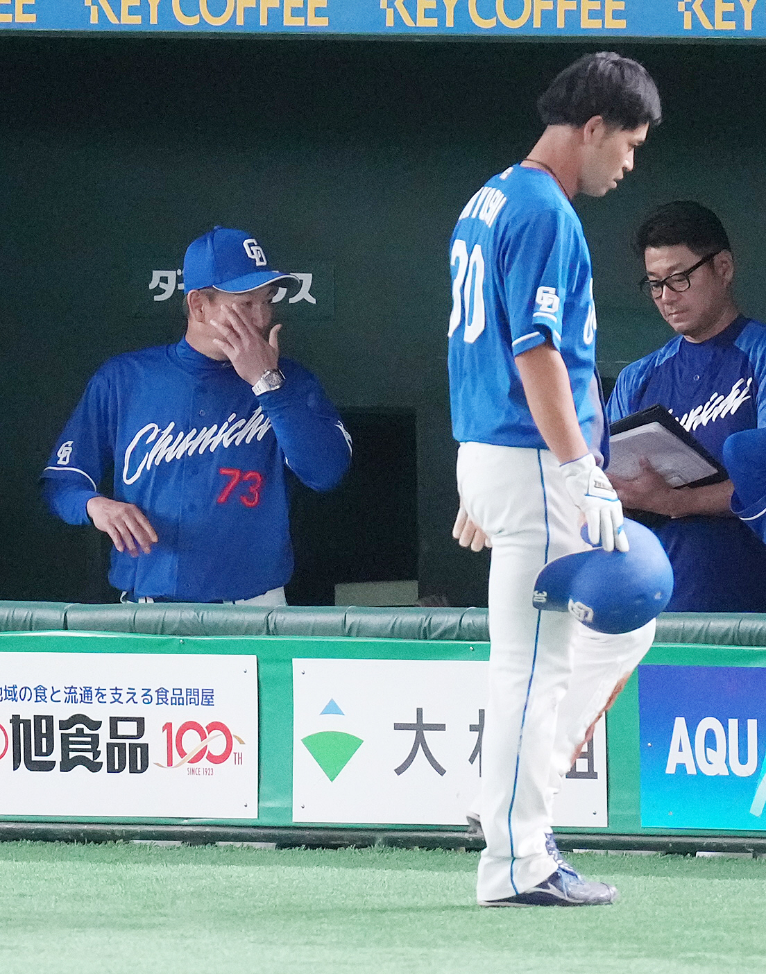 巨人対中日　8回表中日1死三塁、ブライトの二ゴロの間に生還を試みた三塁走者三好（右手前）がアウトになり、浮かない表情の中日立浪監督（左）（撮影・鈴木みどり）