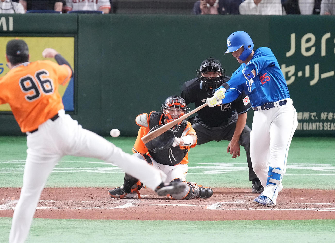 巨人対中日　7回表中日2死二塁、右前適時打を放つ石川昂。投手菊地（撮影・鈴木みどり）