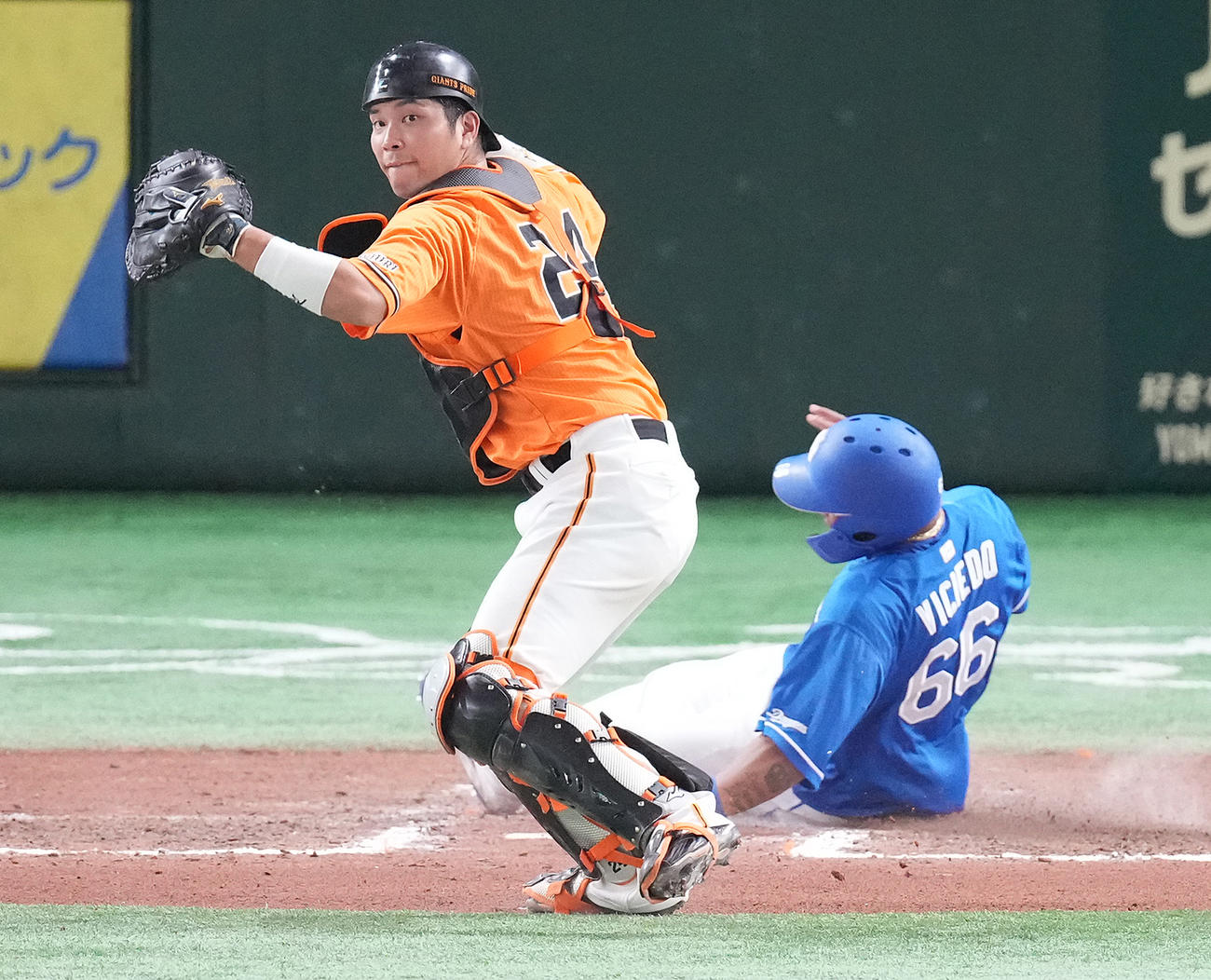 巨人対中日　7回表中日2死二塁、石川昂の右前適時打で40イニングぶりの得点となった二塁走者ビシエド。捕手大城（撮影・鈴木みどり）