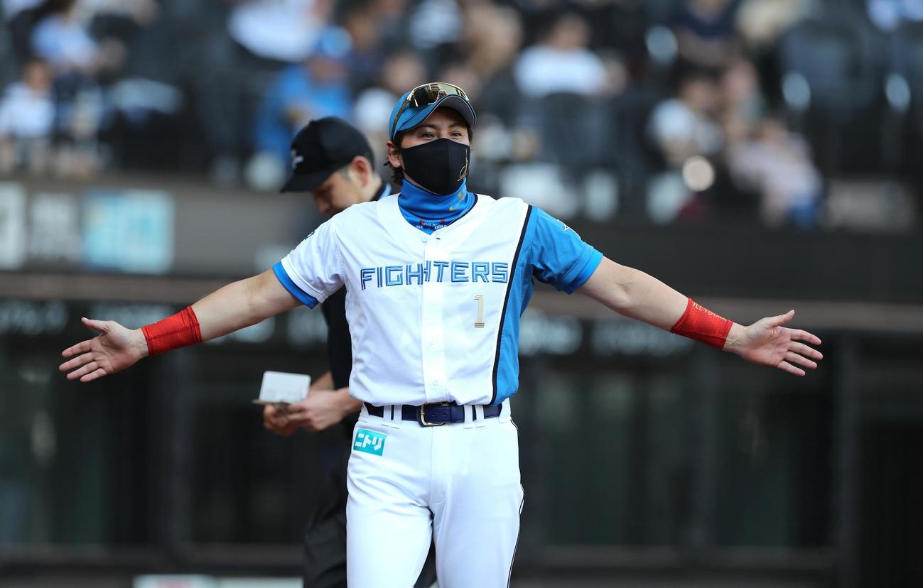 日本ハム対西武　投手交代を告げる新庄監督（撮影・黒川智章）