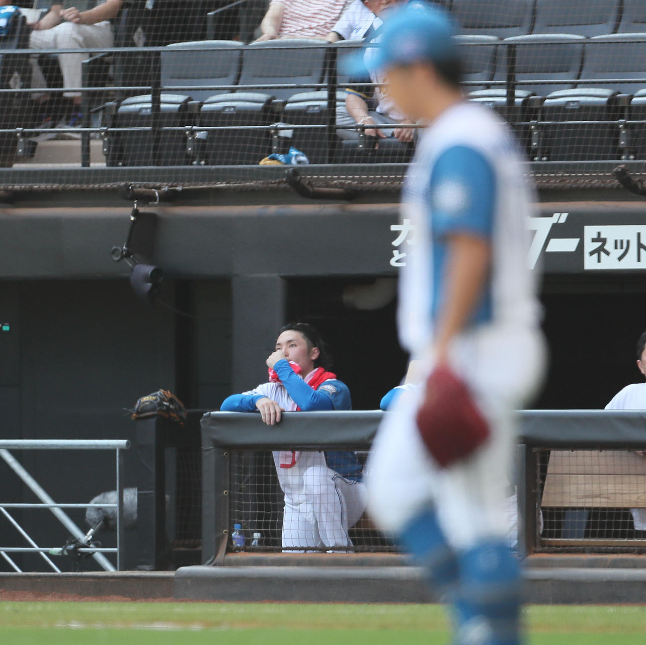 日本ハム対西武　3回表、降板しベンチで汗を拭う伊藤（撮影・佐藤翔太）