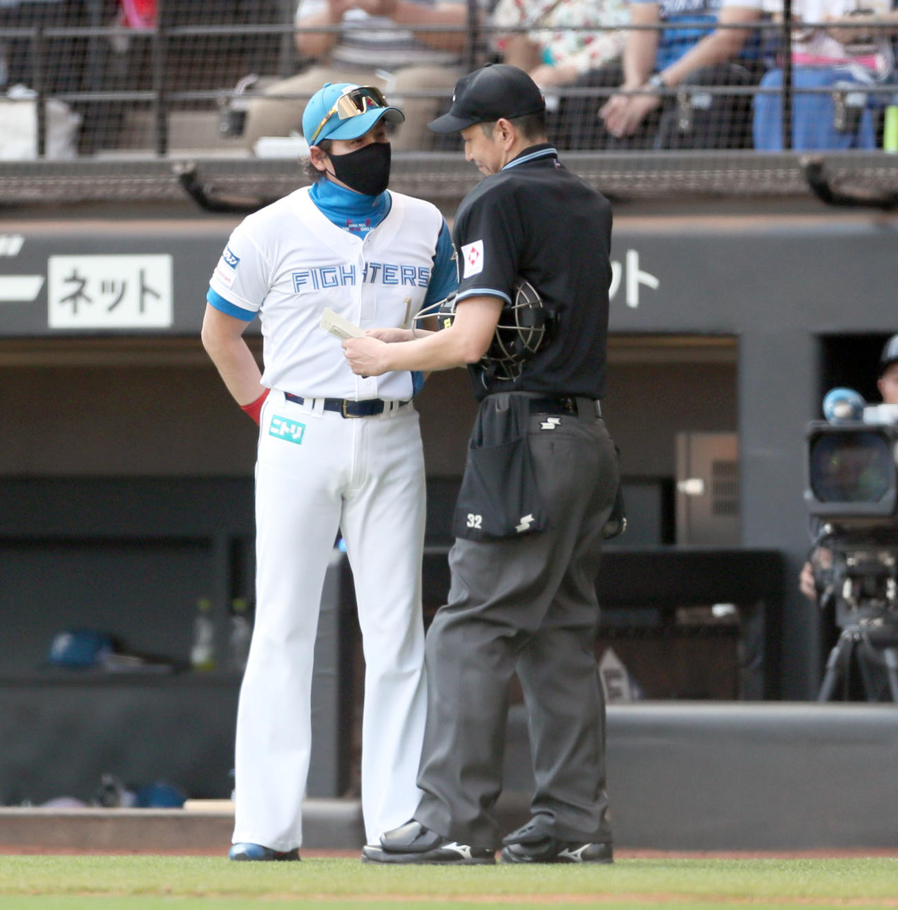 日本ハム対西武　選手交代を告げる日本ハム新庄監督（撮影・佐藤翔太）