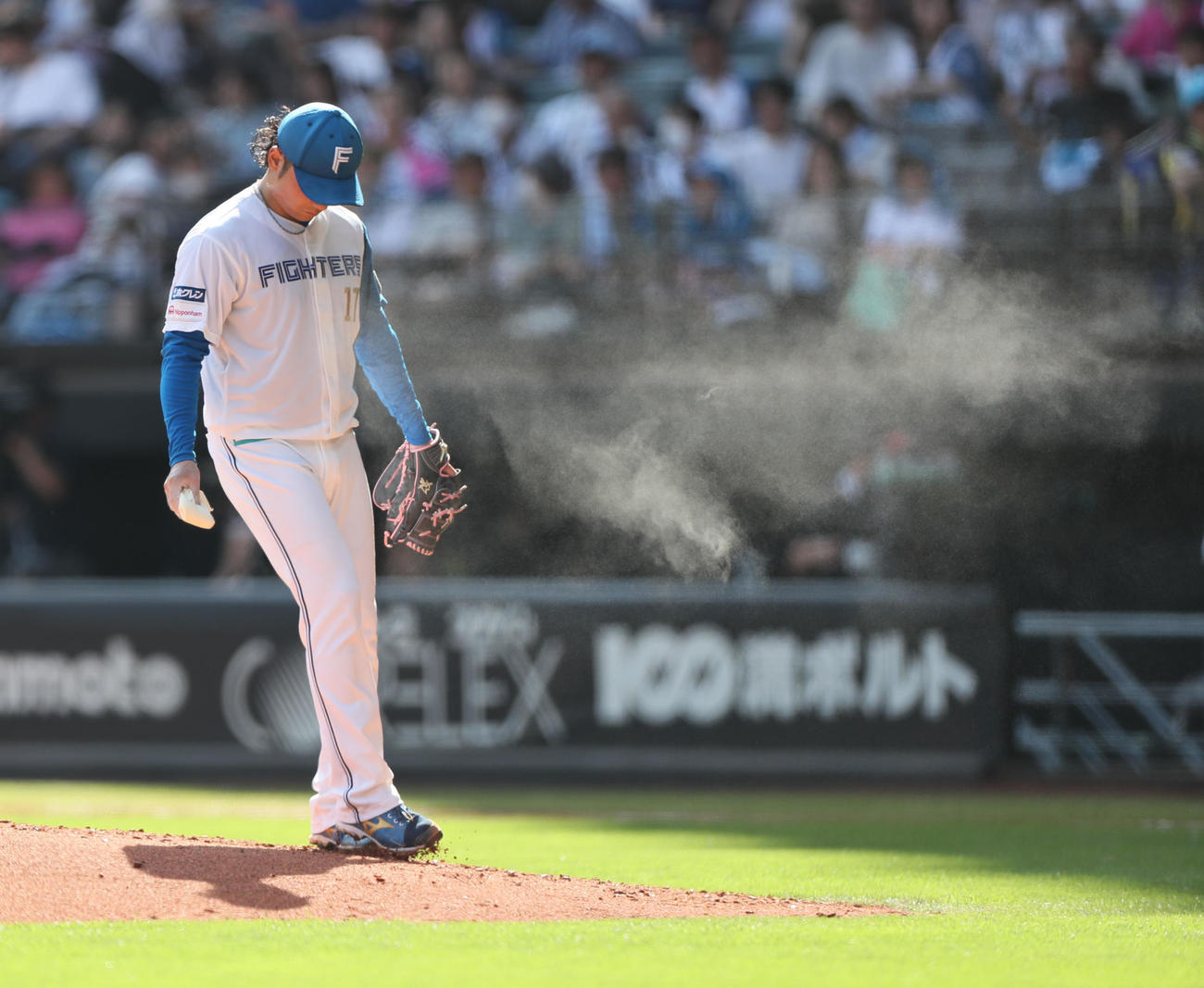 日本ハム対西武　3回表西武無死満塁、柘植に右犠飛を浴びる伊藤（撮影・佐藤翔太）