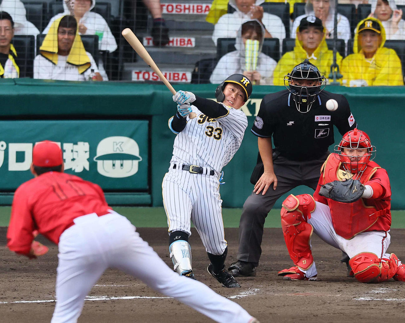 阪神対広島　8回裏阪神2死満塁、糸原は中前に勝ち越し2点適時打を放つ（撮影・上田博志）