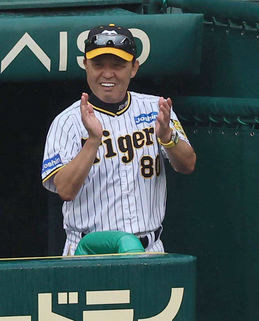 阪神対広島　8回裏阪神2死満塁、中前適時打を放った木浪に拍手を送る岡田監督（撮影・上田博志）