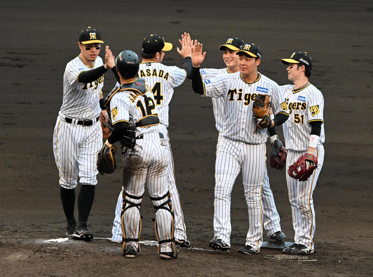 阪神対広島　広島に勝利、喜ぶ阪神ナイン（撮影・前岡正明）