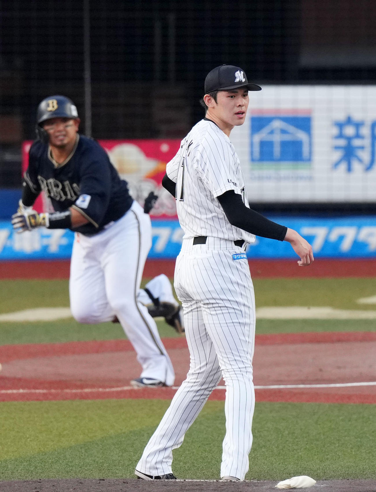 ロッテ対オリックス　1回表オリックス2死三塁、森に左前適時打を浴びる佐々木朗（撮影・横山健太）