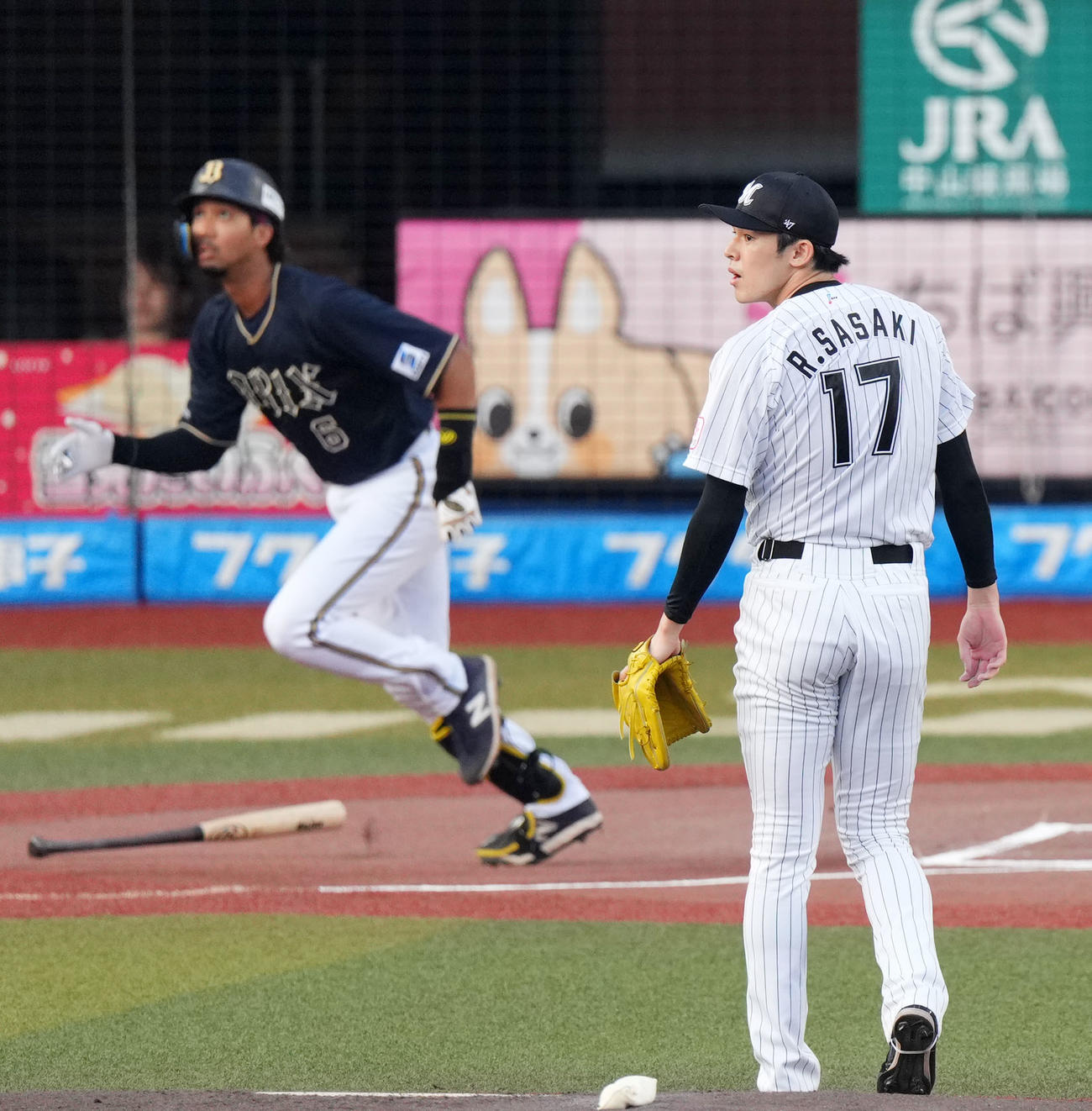 ロッテ対オリックス　1回表オリックス1死、宗に右越え二塁打を浴びる佐々木朗（撮影・横山健太）