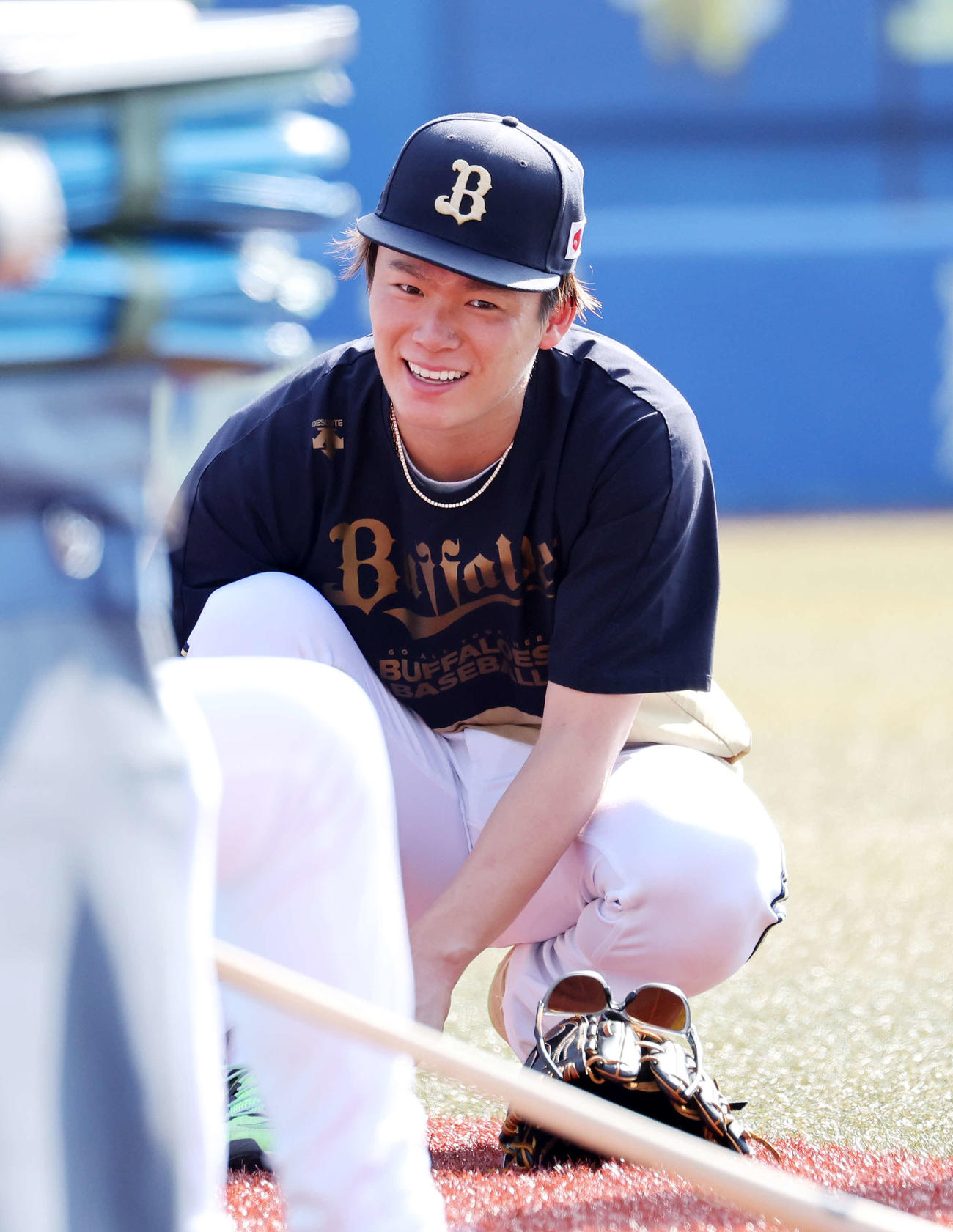 ロッテ対オリックス　練習中、笑顔を見せるオリックス山本（撮影・鈴木正人）