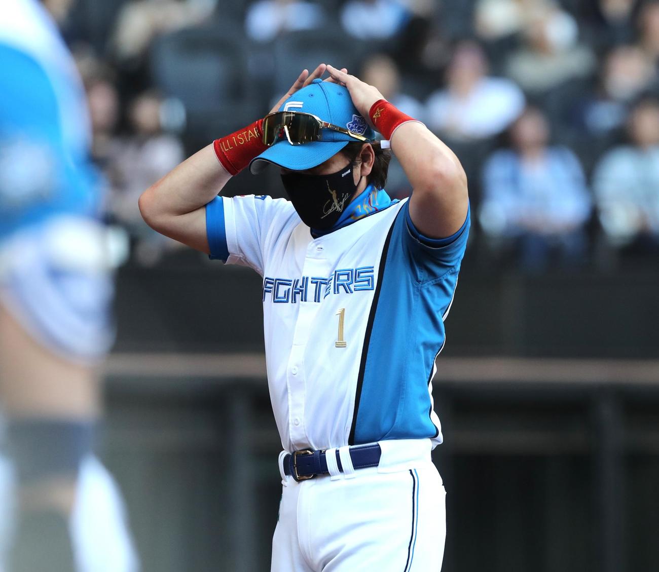日本ハム対西武　選手交代を告げ頭を抱える新庄監督（撮影・黒川智章）