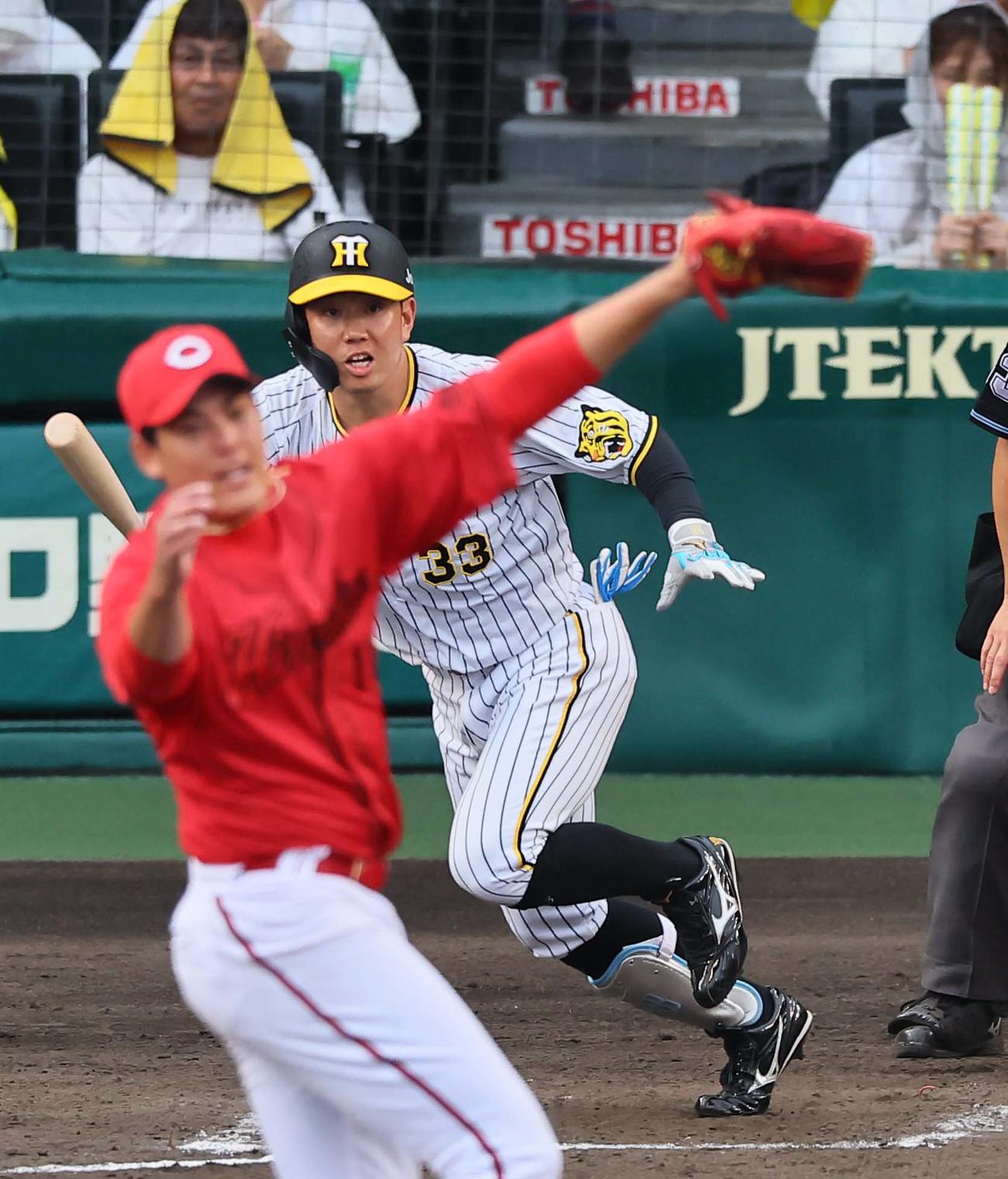 阪神対広島　6回裏阪神2死満塁、糸原は中前に勝ち越し2点適時打を放つ。投手は九里（撮影・上田博志）