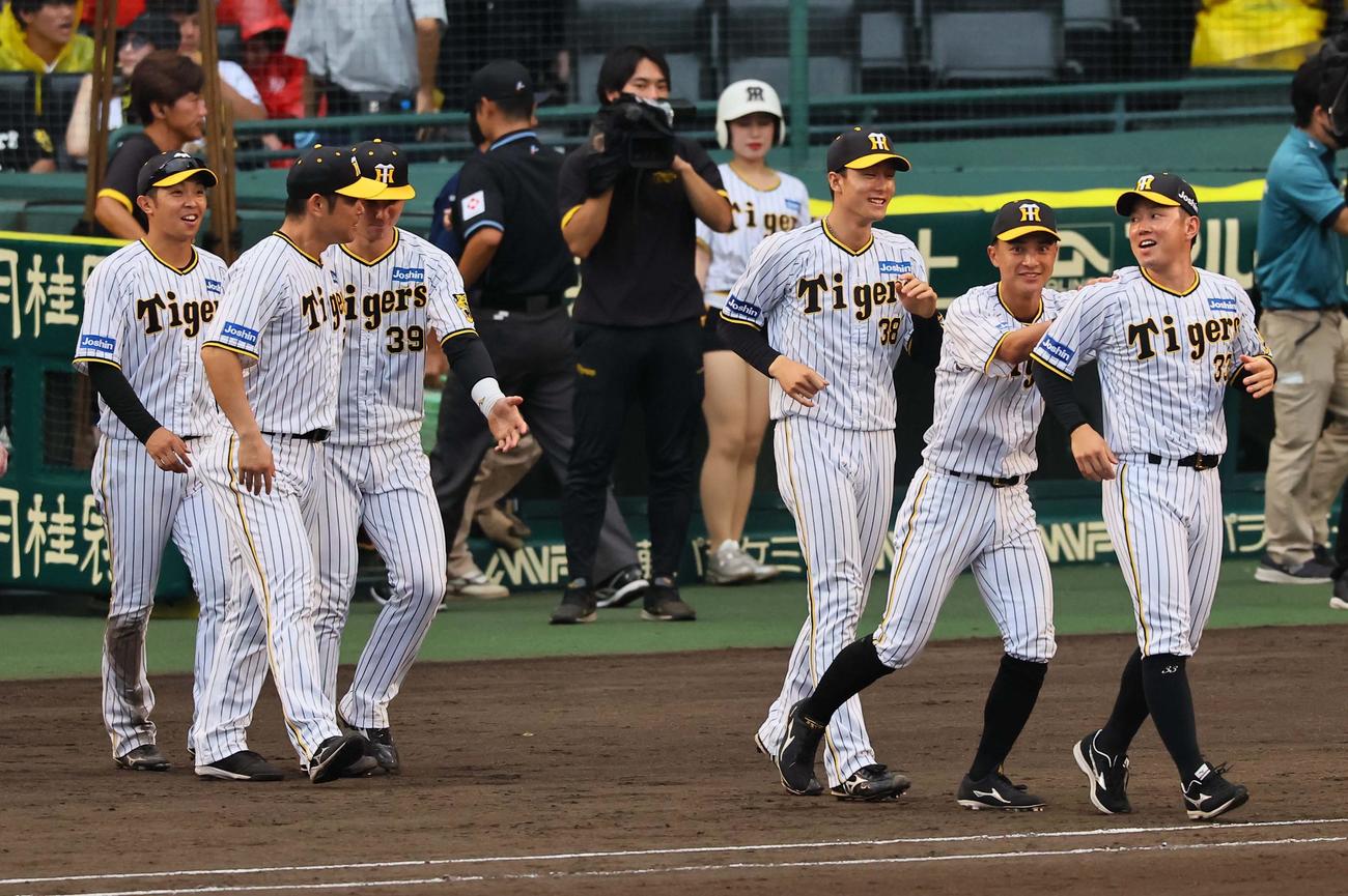 阪神対広島　決勝打を放った糸原（右）は熊谷に出迎えの先頭に導かれる（撮影・上田博志）
