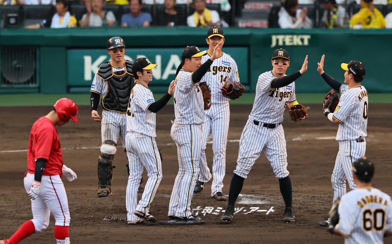 阪神対広島　広島に勝利しマウンドでハイタッチする阪神ナイン（撮影・上田博志）