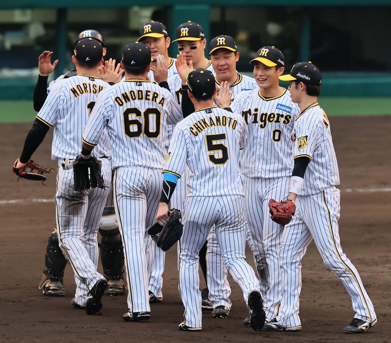 阪神対広島　広島に勝利しマウンドでハイタッチする阪神ナイン（撮影・上田博志）
