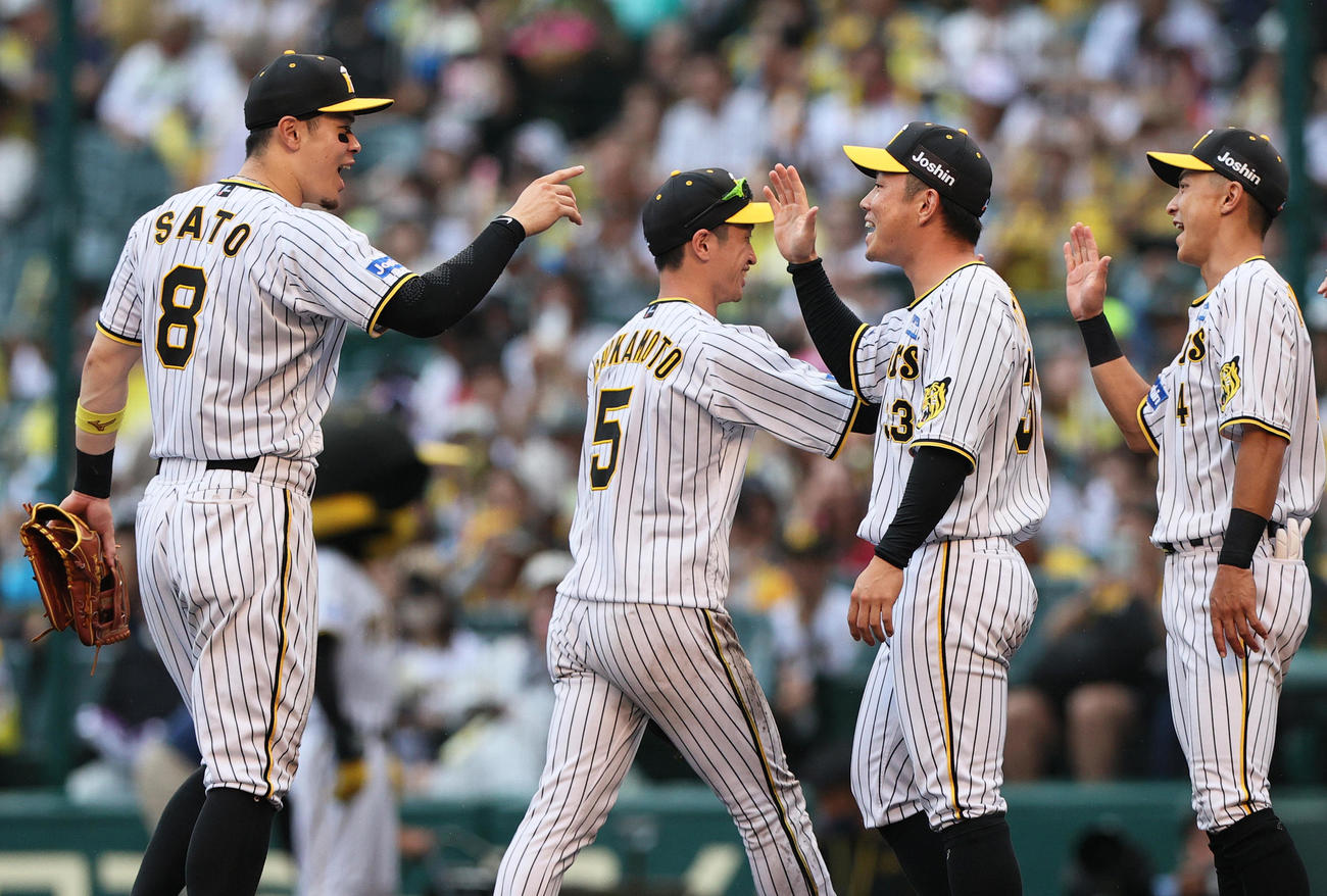 阪神対広島　広島に勝利し、ヒーローの阪神糸原（左から3人目）に感謝する佐藤輝（撮影・上山淳一）
